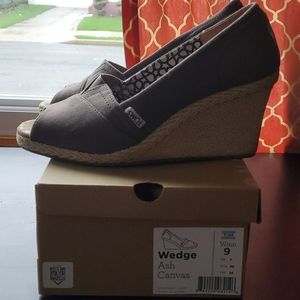 Womens Tom's Canvas wedges. SIZE 9